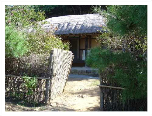 한용운생가의 사립문, 문 하나만 봐도 한용운의 어린 시절을 상상할 수 있다 